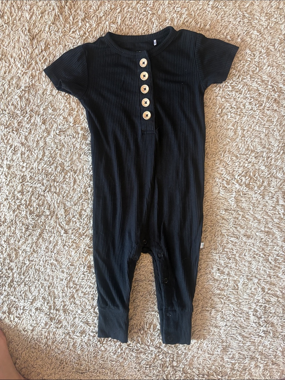 Posh Peanut Black Ribbed Short-Sleeve Button Romper. Unisex. NWOT. Size 12-18 mo